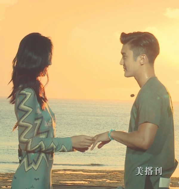 变身乖乖女！刘雯时装周归来，皮草大衣搭配牛仔裤，军工范十足