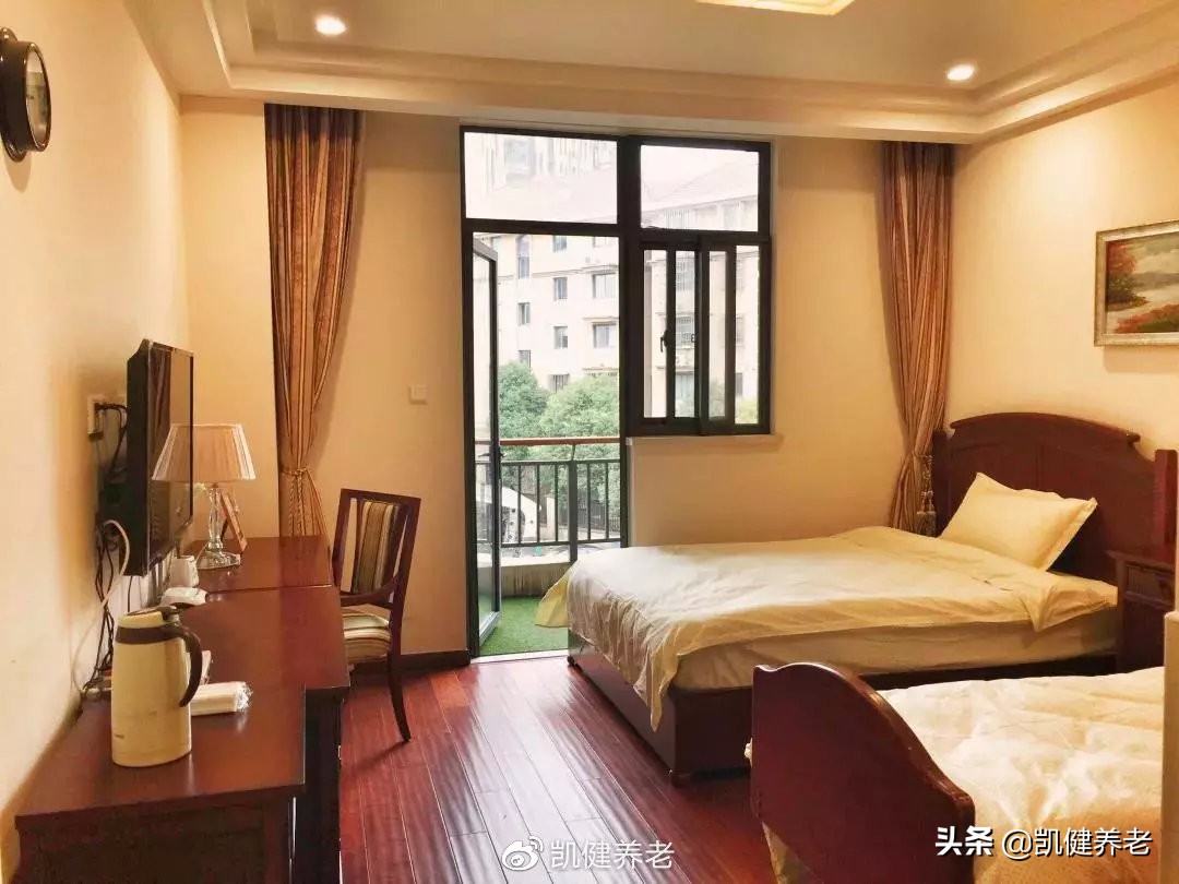 莫道桑榆晚为霞尚满天哪一年写的,莫道桑榆晚为霞尚满天是什么意思