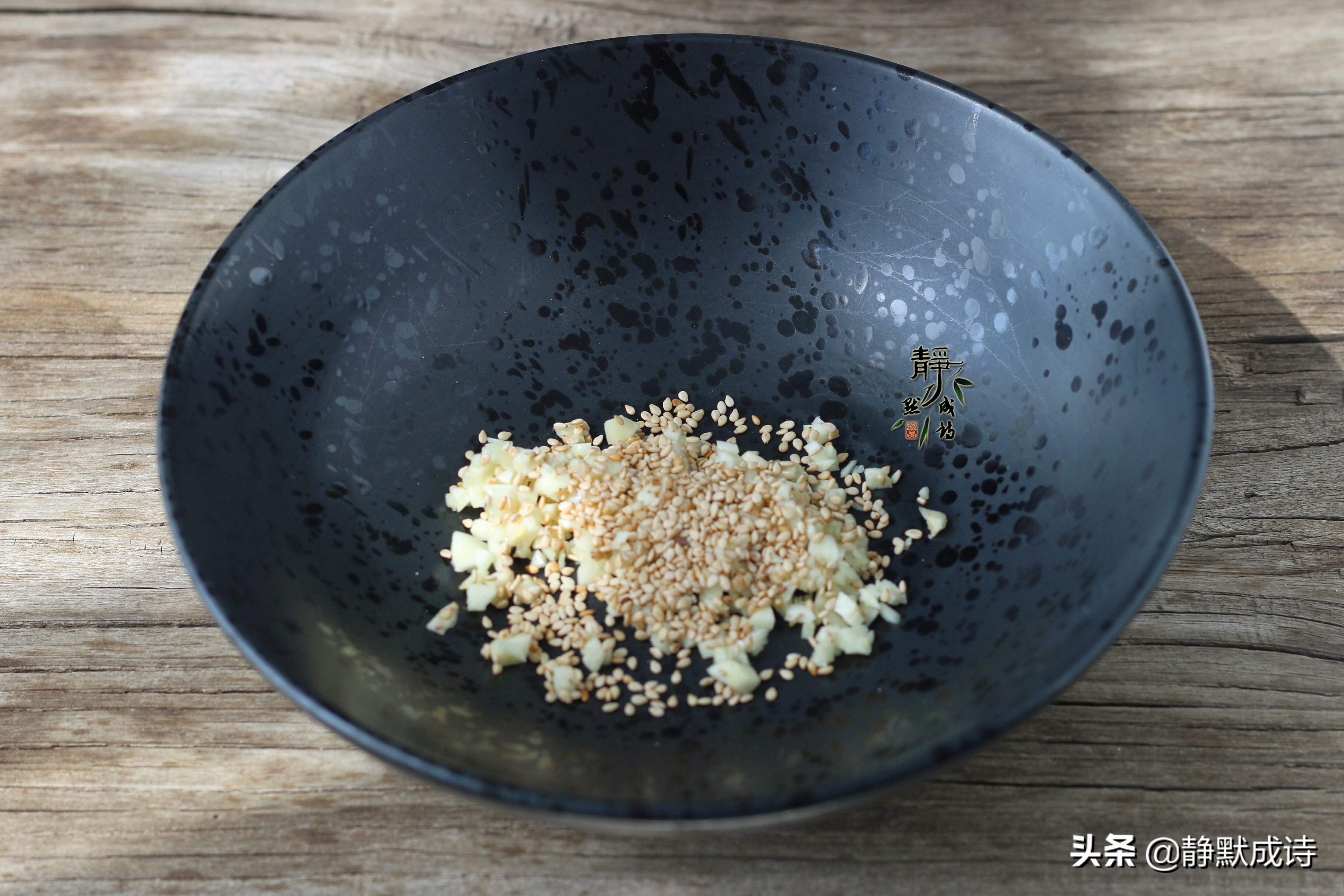 剩馄饨皮的最佳吃法，面香滑汤酸爽，比馄饨还可口，越吃越喜欢