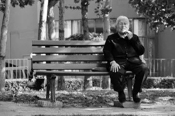 日本最牛养老院：开*场赌**，印钞票，老人抢着去，网友：这才是服务