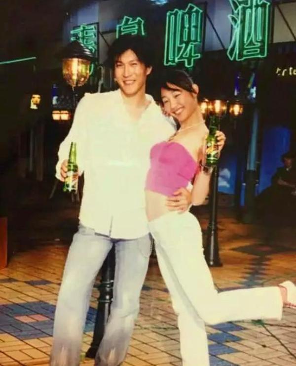 “一指禅”后,白百何频曝新恋情,上演“摸臀杀”的张爱朋去哪了