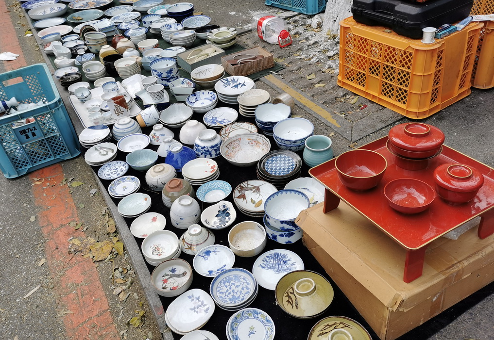 沈阳古玩地摊买日瓷杂货：东西好多，价格好诱人，这是怎么弄来的