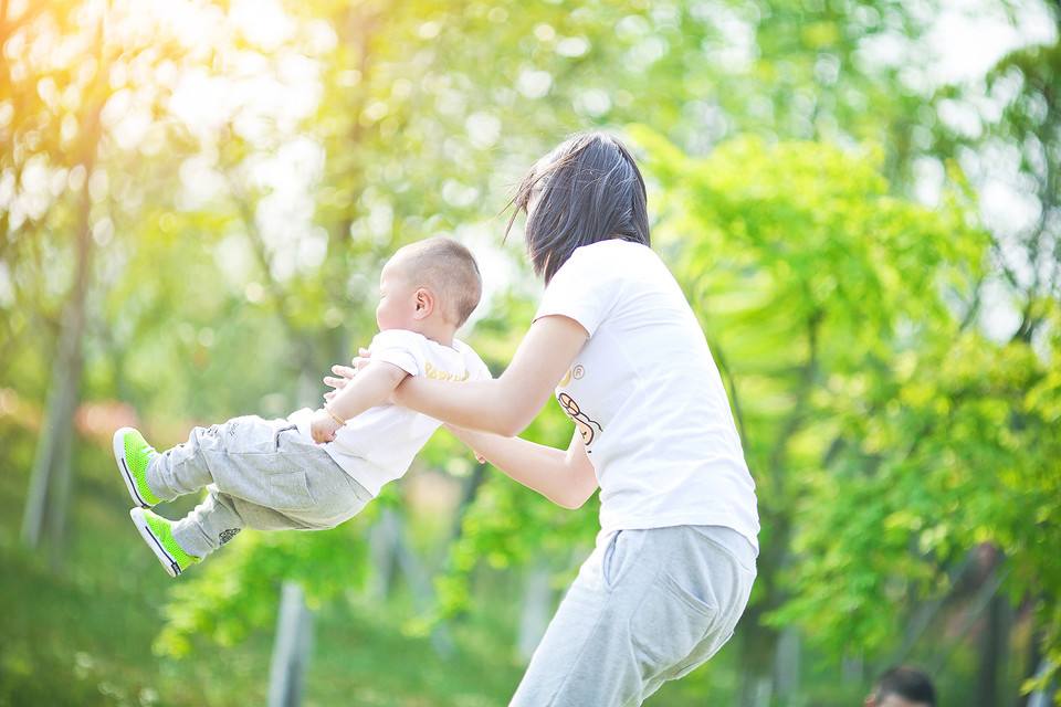 一件T恤破成抹布，娃还要每天抱着睡，如何看待这种恋物行为