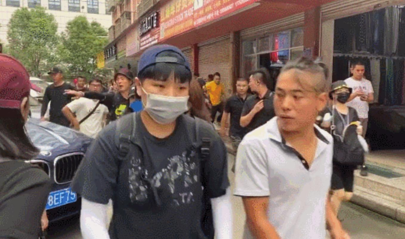 邓超鹿晗驱赶路人,邓超上台差点被保安赶下来