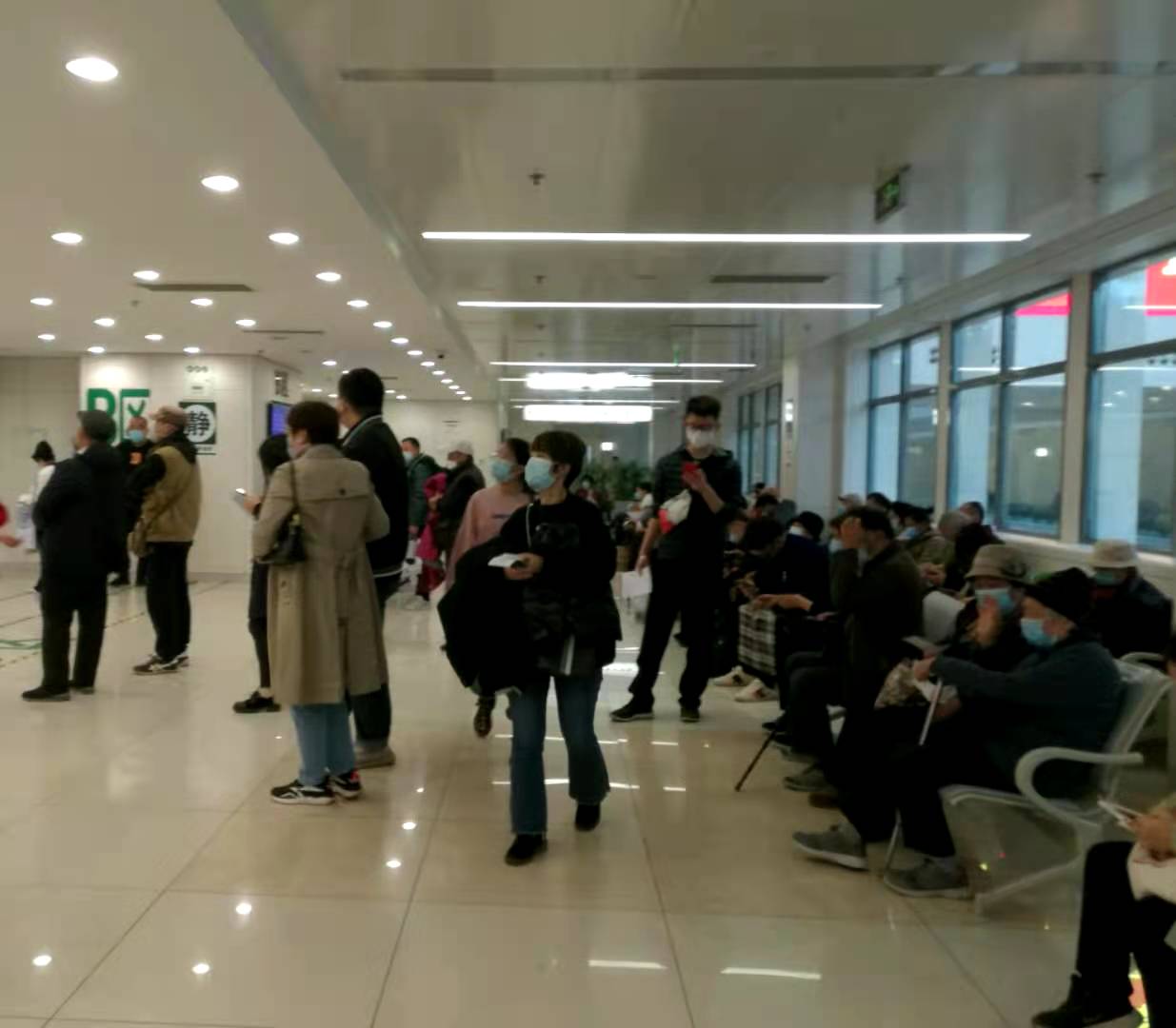 看病有多难，看看门诊大厅的人流，头就大
