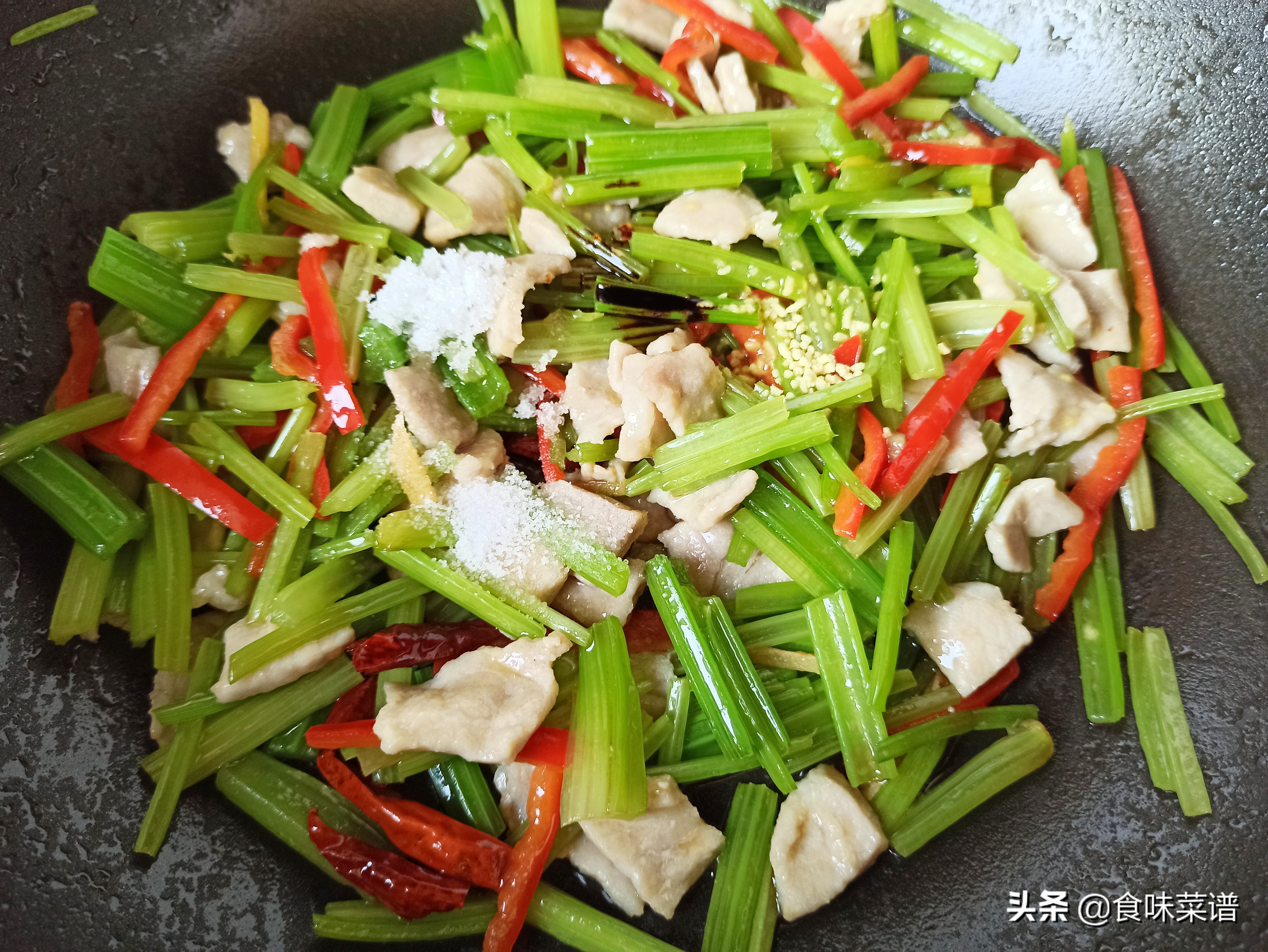 教你芹菜炒肉的正确做法肉丝滑嫩,芹菜炒肉怎么做肉片滑嫩更入味