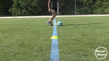 足球教学4种花式实用过人,足球发边球动作教学