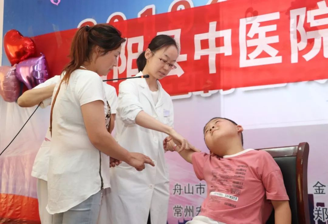 小儿发热该怎么治,小儿发热处理方法中医