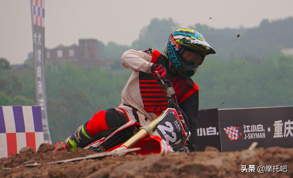 这摩托真好喝。。。不对....这酒真好骑！