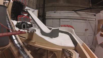 如何同时玩300颗弹珠？盖一座3米高的弹珠城堡就好了