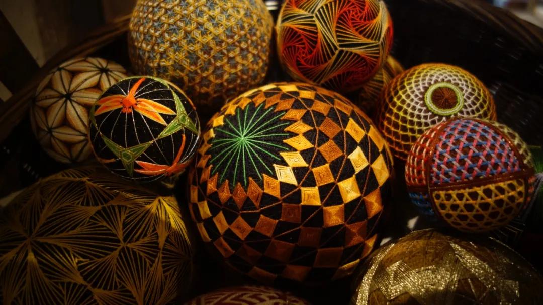 惊艳！“球上刺绣”你见过吗？她在球上绣出二十四节气，无数粉丝为之打call