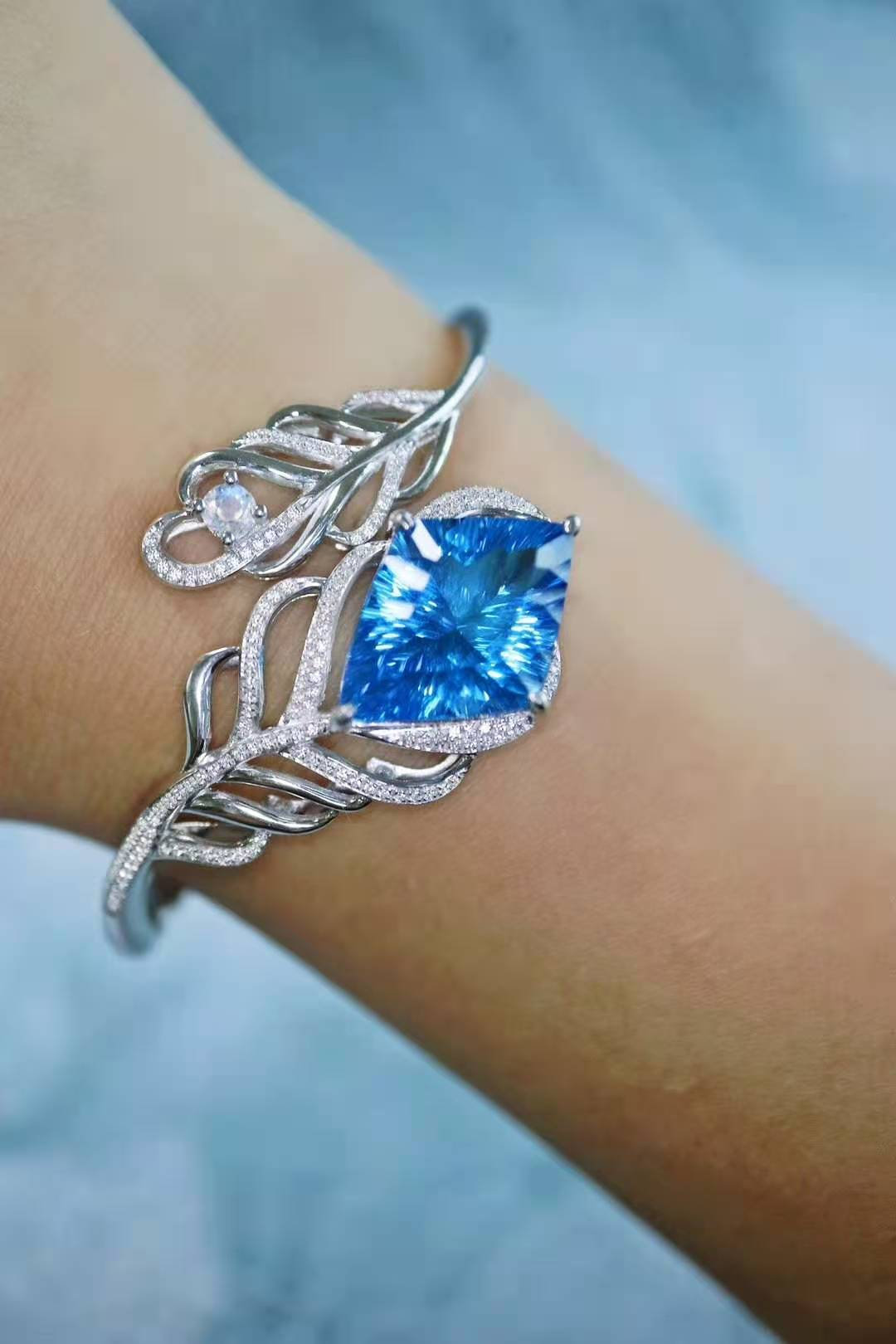 白底青手镯适合多大年纪戴,碧玉手镯适合多大年纪戴