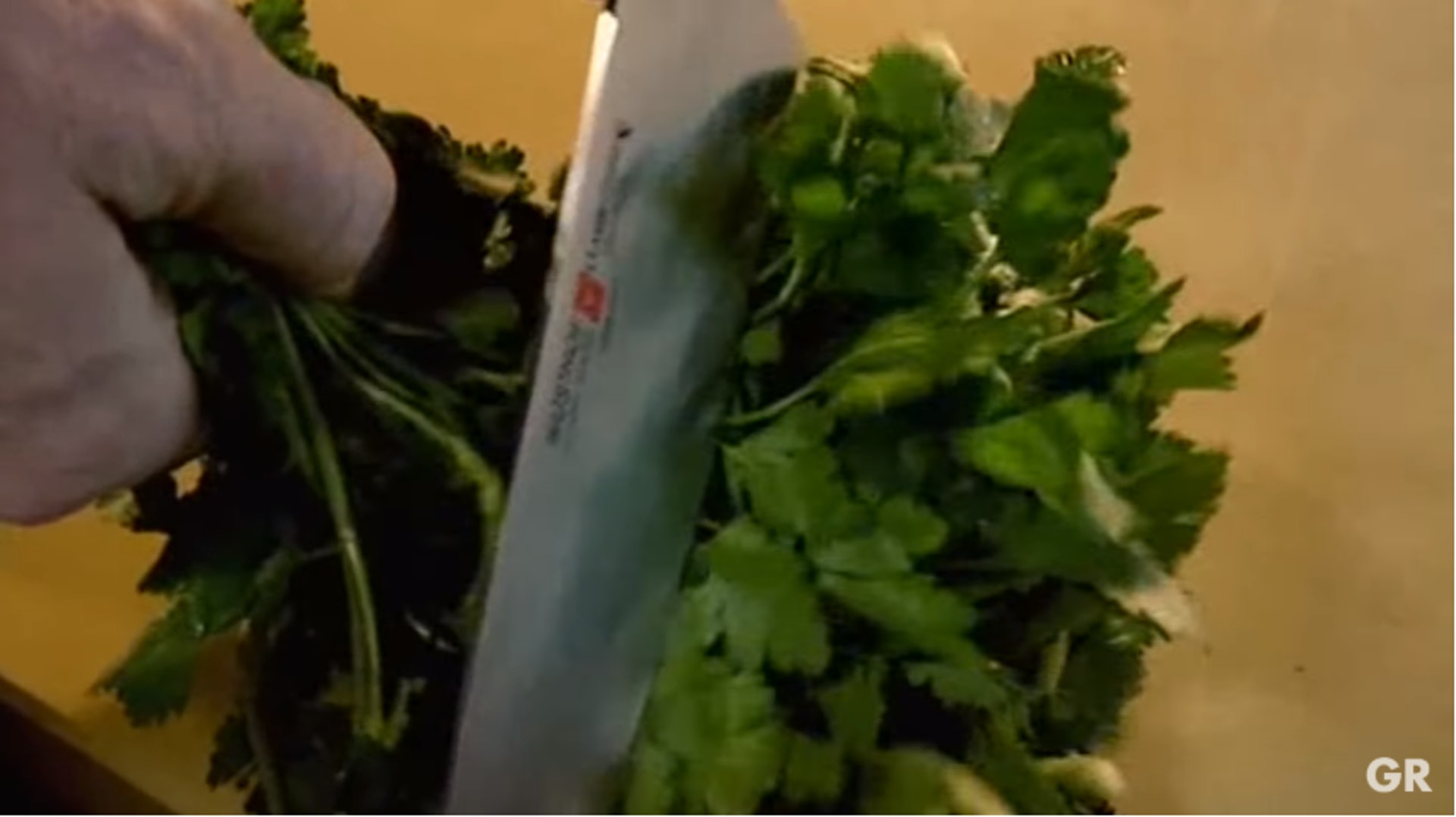 戈登拉姆齐厨艺技巧,戈登拉姆齐香草脆壳羊排