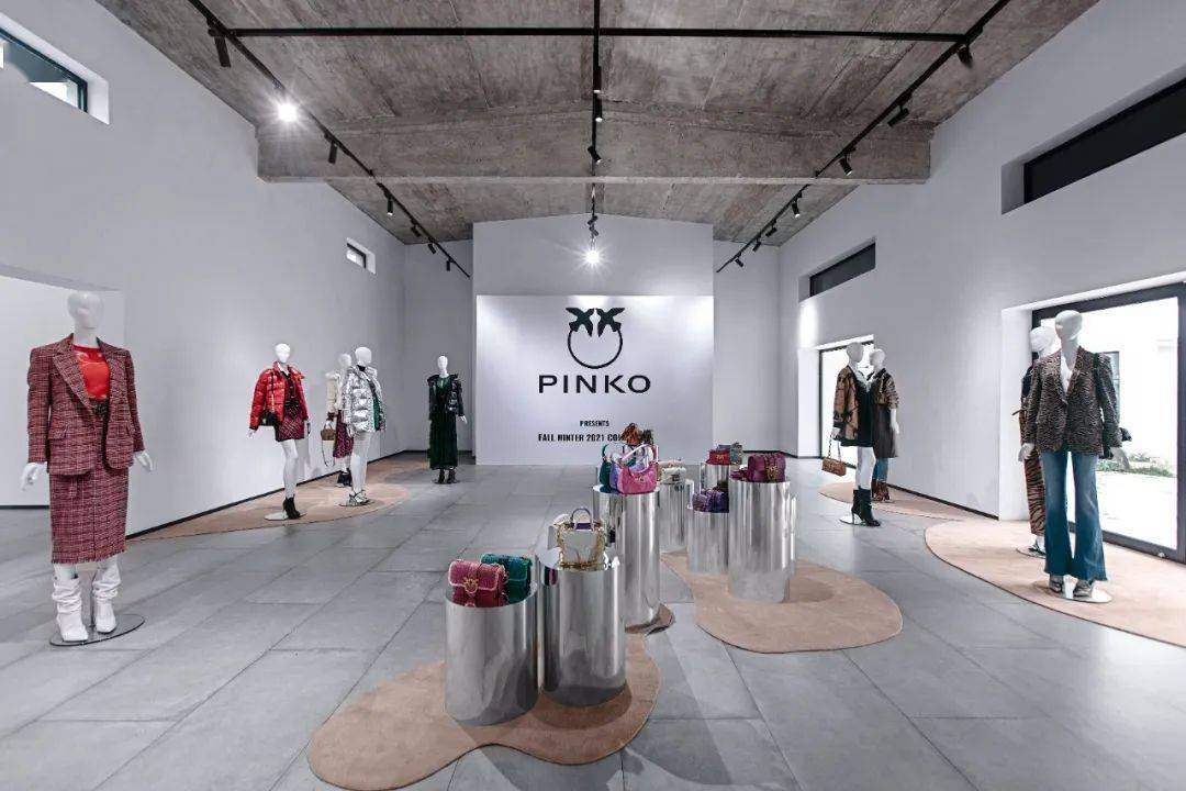 献礼影片《革命者》《1921》上映、菲拉格慕发布2021冬季系列...