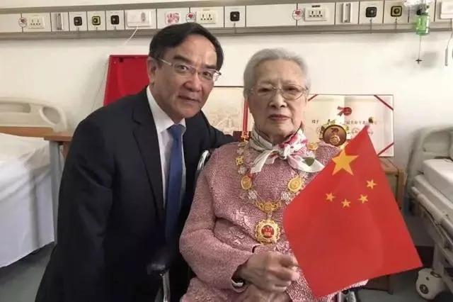 起底老年斑！98岁秦怡为何仍光彩照人？皮肤科主任透露老年人真正护脸“神器”