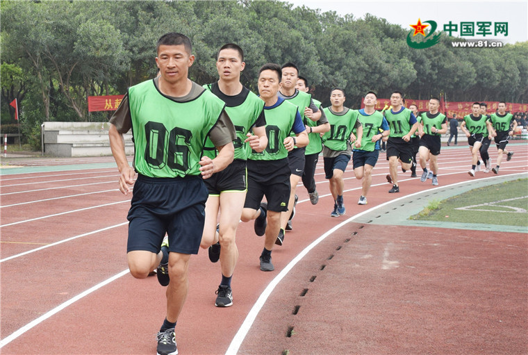 他从班第一“跑”到团第一，凭的就是这股不服输的劲儿