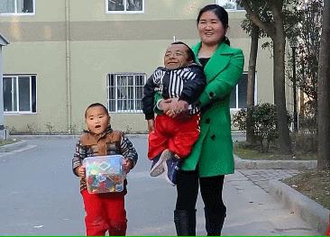 高165漂亮妻子嫁大10岁60厘米老公，被骂图钱，她：不在乎