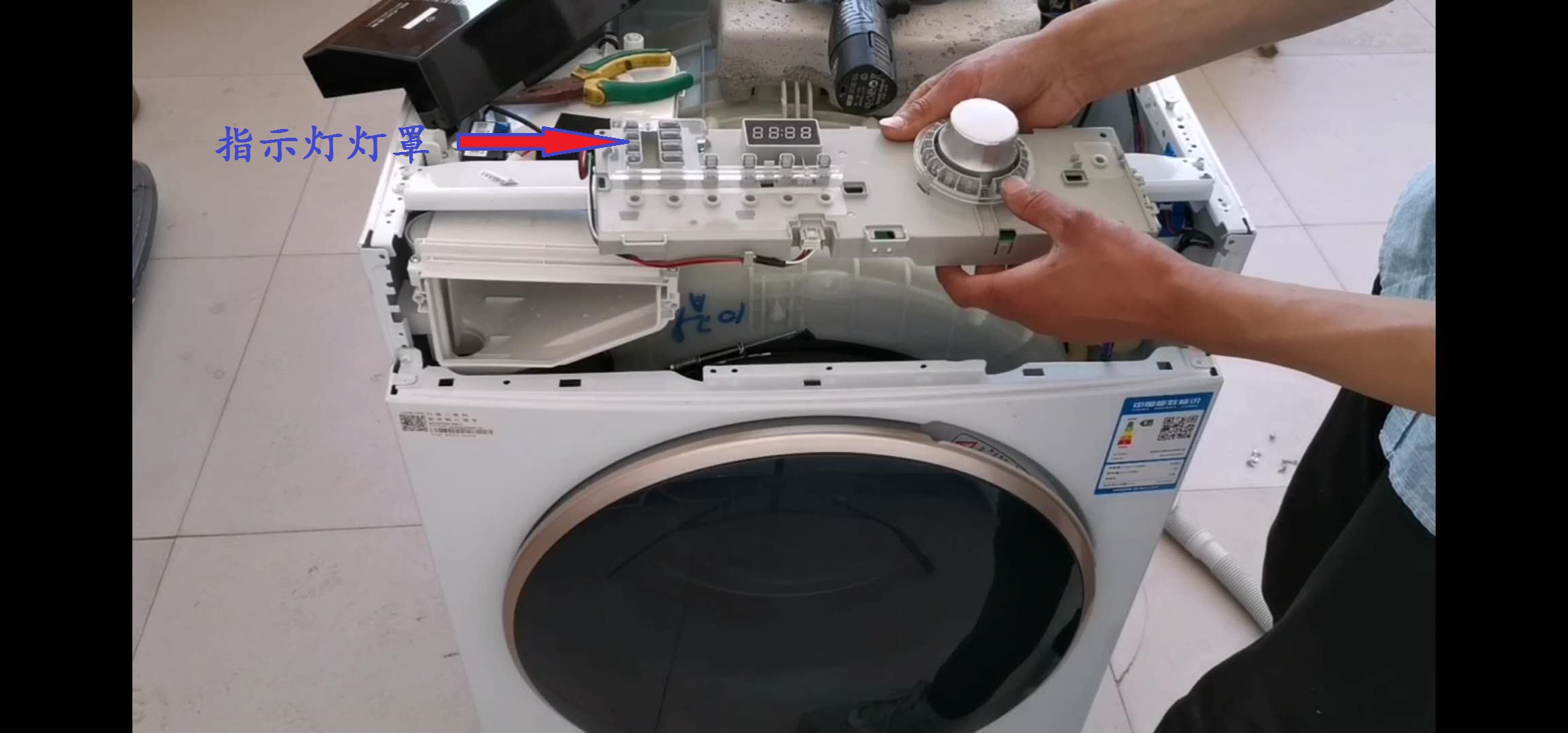 洗衣机拆解工人,滚筒洗衣机维修拆解视频