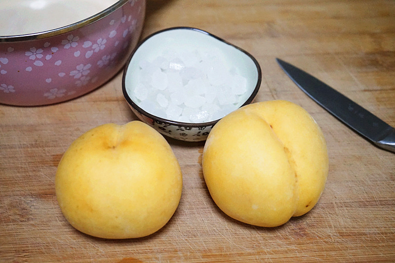 黄桃成熟了摘下来做个黄桃罐头,黄桃丰收