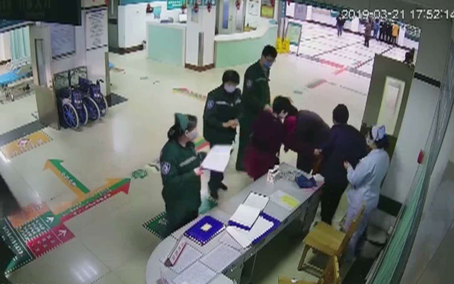 宝宝误食502胶水牙齿被粘住,两岁宝宝吞502胶水怎么办