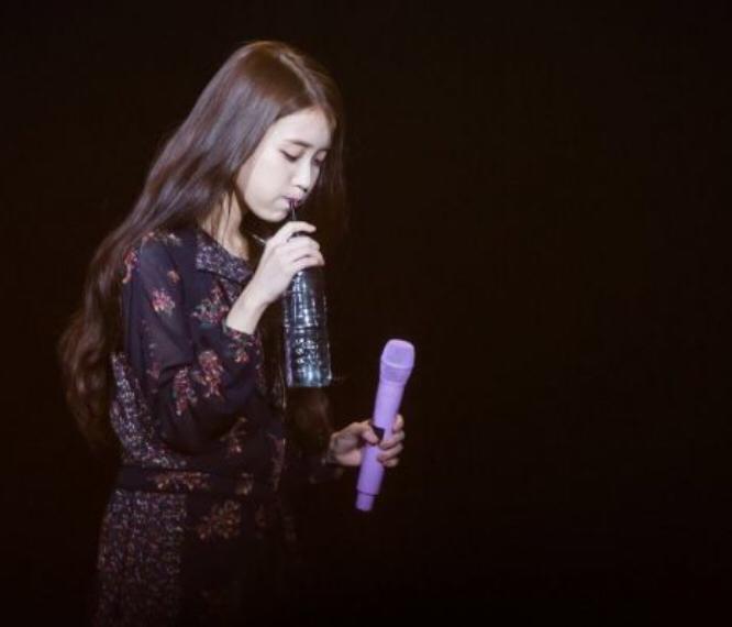 iu李知恩抿嘴,iu领奖超燃