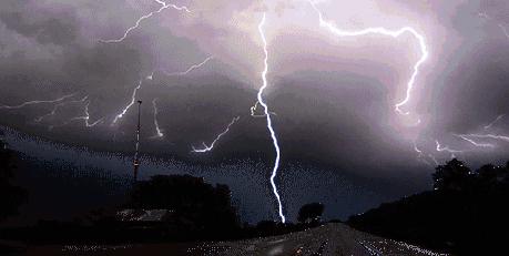 雷电天气如何预防遭雷击,雷雨天怎么防雷击