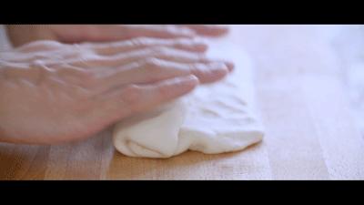 在家也可以做出酥脆的绿豆饼了,在家自制酥皮冰绿豆饼不用烤箱