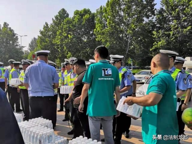 炎炎夏日送清凉关怀暖人心,炎炎夏日送清凉丝丝关爱入心田