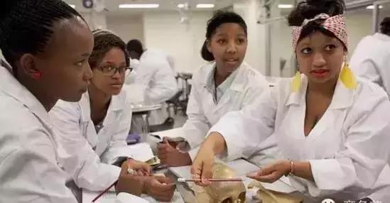 戴15元手表，租一居室，秘密捐出560亿，他活出了上帝的模样！