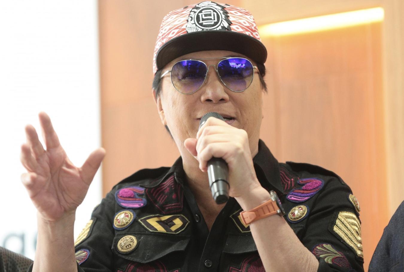 71岁歌神许冠杰捐25万救济21位失业技工,彼此合作30年患难见真情