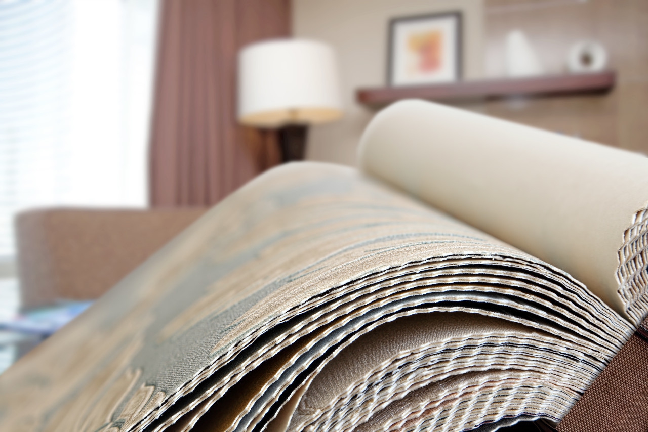 墙布透胶的原因是什么,墙布下面有裂缝损坏如何修补