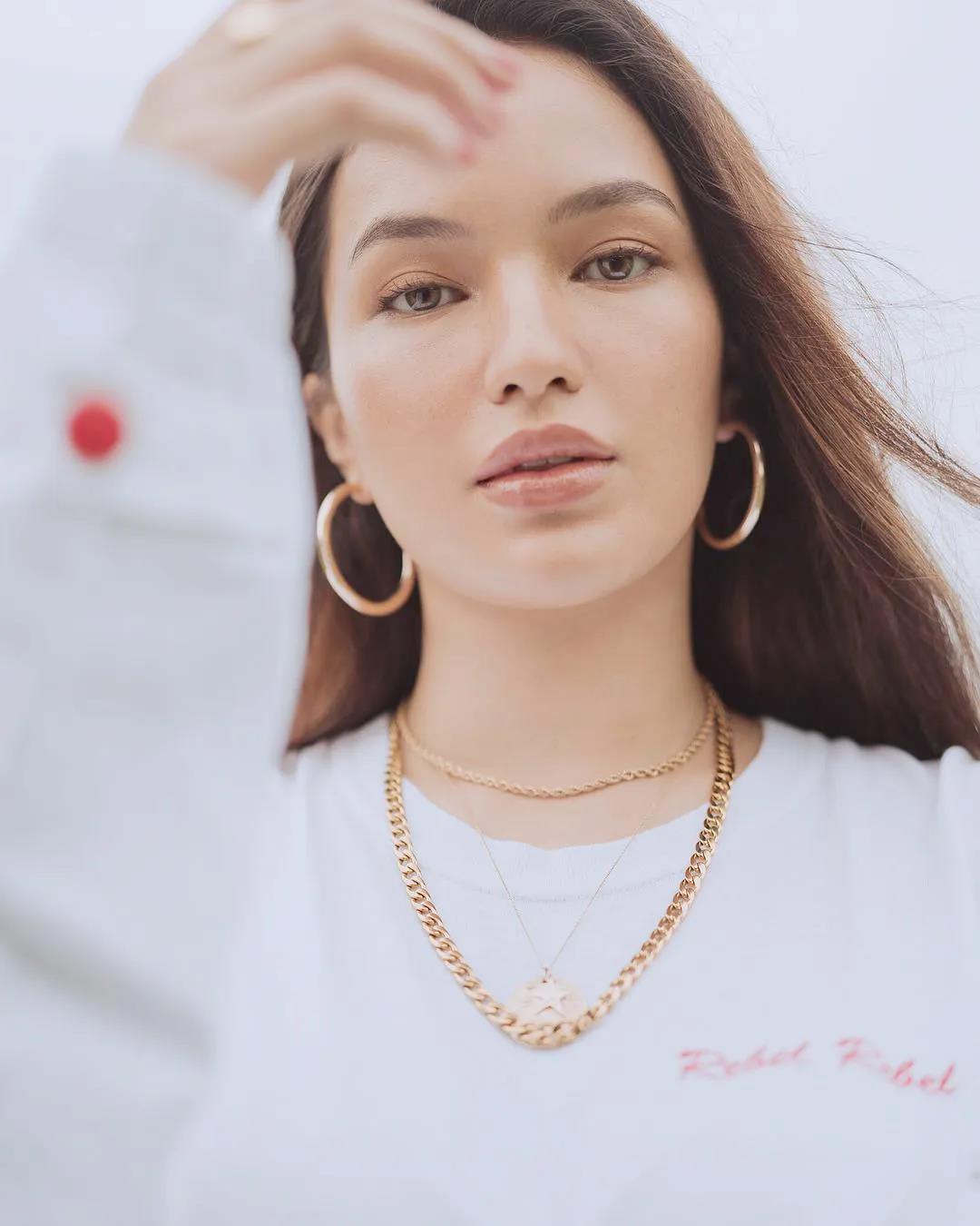 仅用一根土豪金项链，承包你春夏所有的时髦，这份穿搭小心机值了