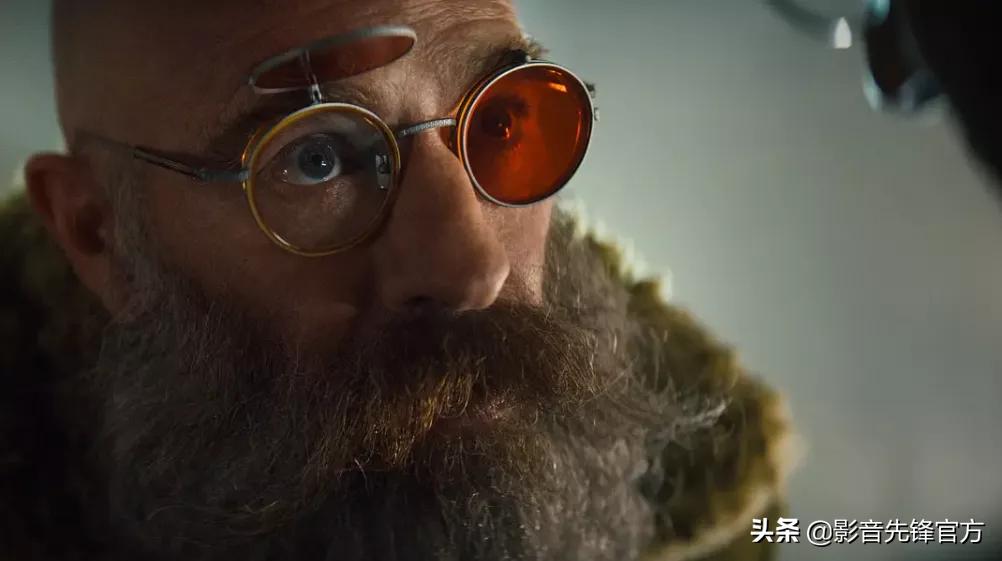 触及各种禁忌点的邪典之作被改编成了电影，一开播就大获好评