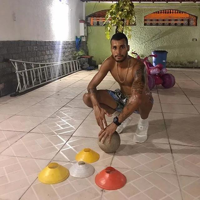 足球摆地摊,巴西球员街头足球沙滩足球