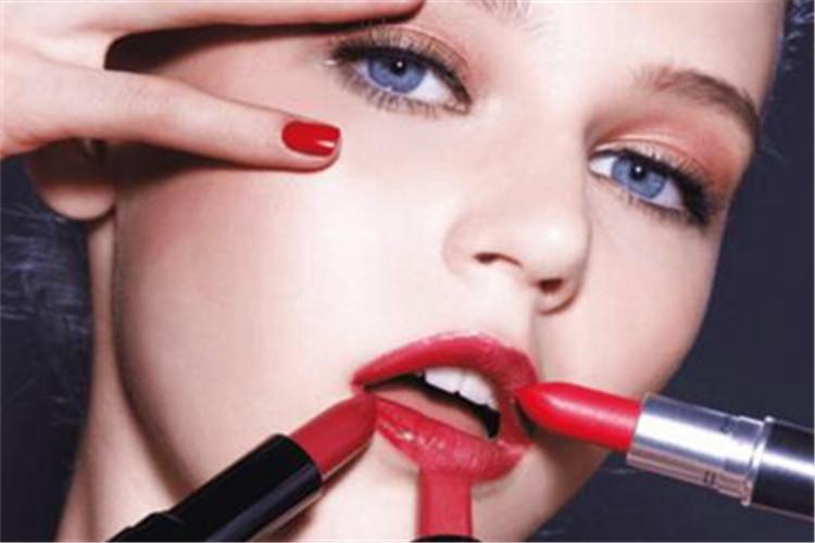 涂口红烂嘴了怎么办,涂口红总是沾杯教你小窍门