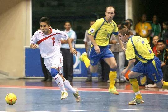 足球比赛可以多个赛事一起进行吗,足球比赛赛程表10个队如何编排