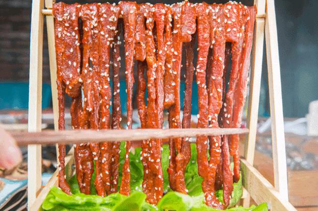 排到凌晨2点！曝光魔都这家「牛排火锅」，1折吃垮老板！