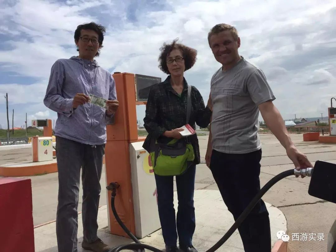 这女孩看到俄罗斯帅哥搭车，逼我停车，否则跳车