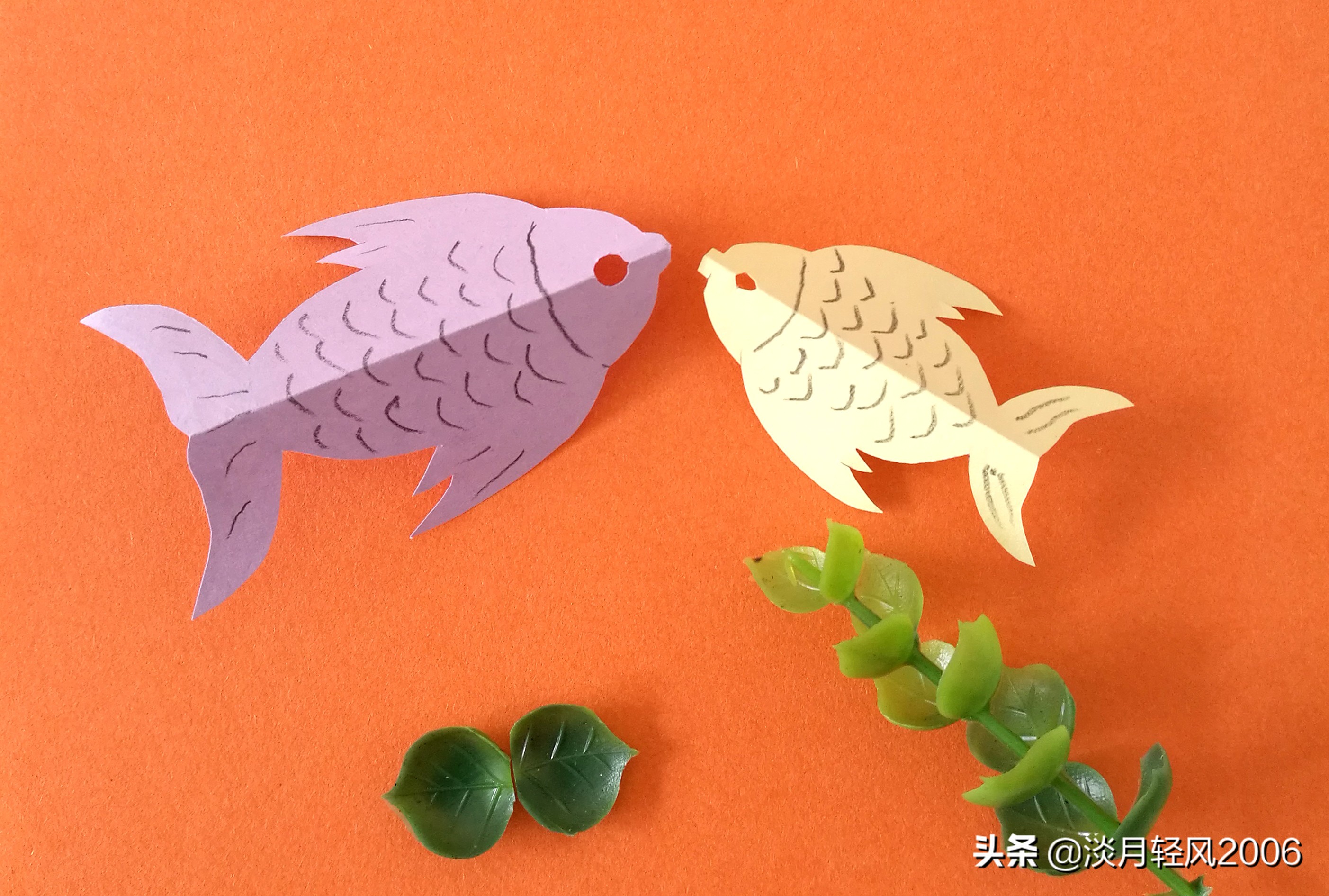 用彩纸制作出一只可爱的小鱼,橡皮泥做的小鱼放彩纸上怎么做