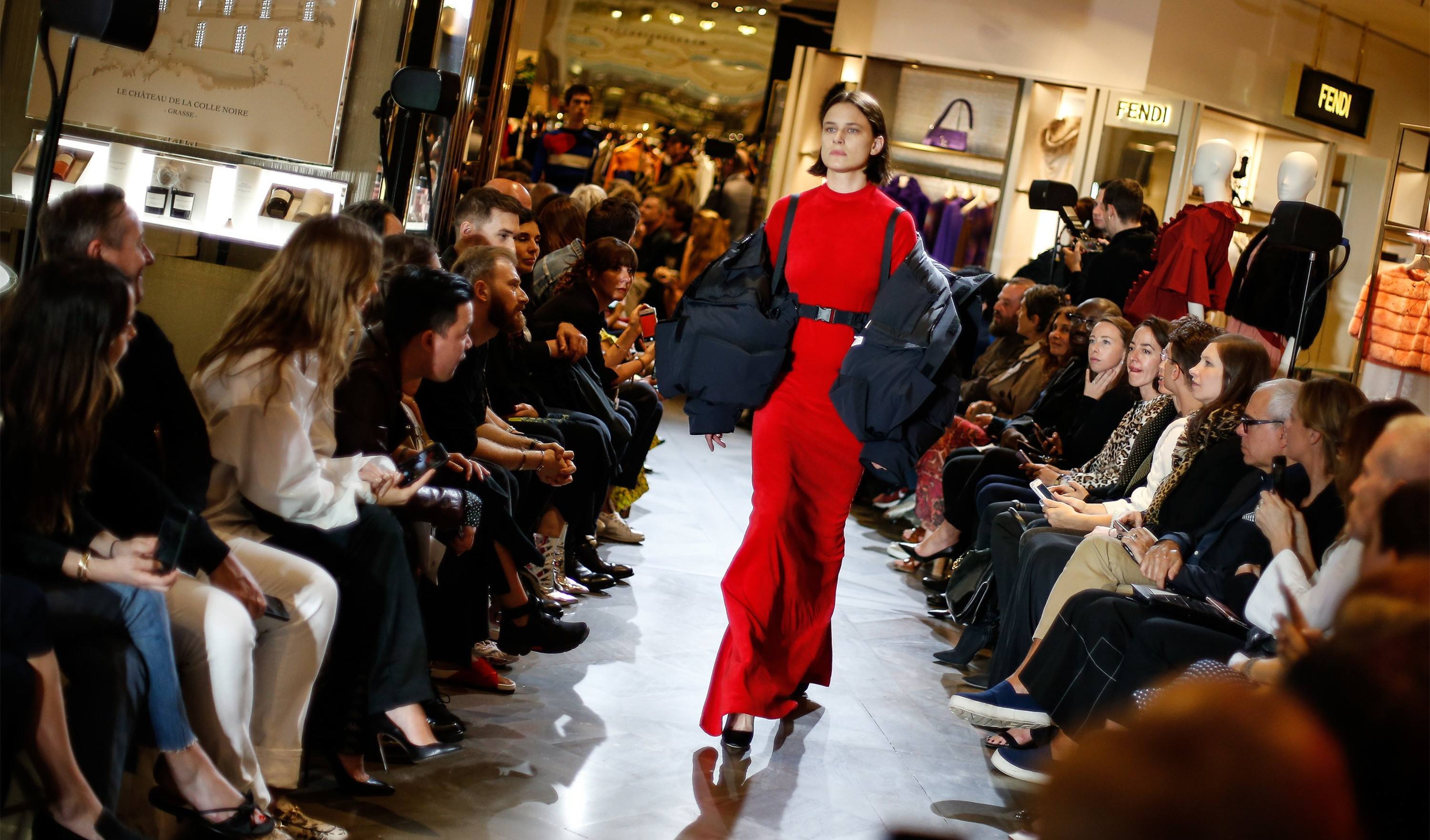 明星参加时装周的着装图片,揭秘明星扎堆时装周