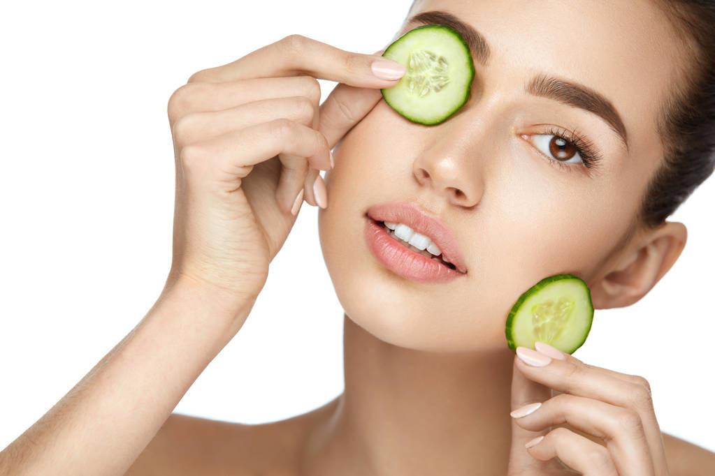 如何有效去除黑眼圈学生党,学生怎样去除黑眼圈