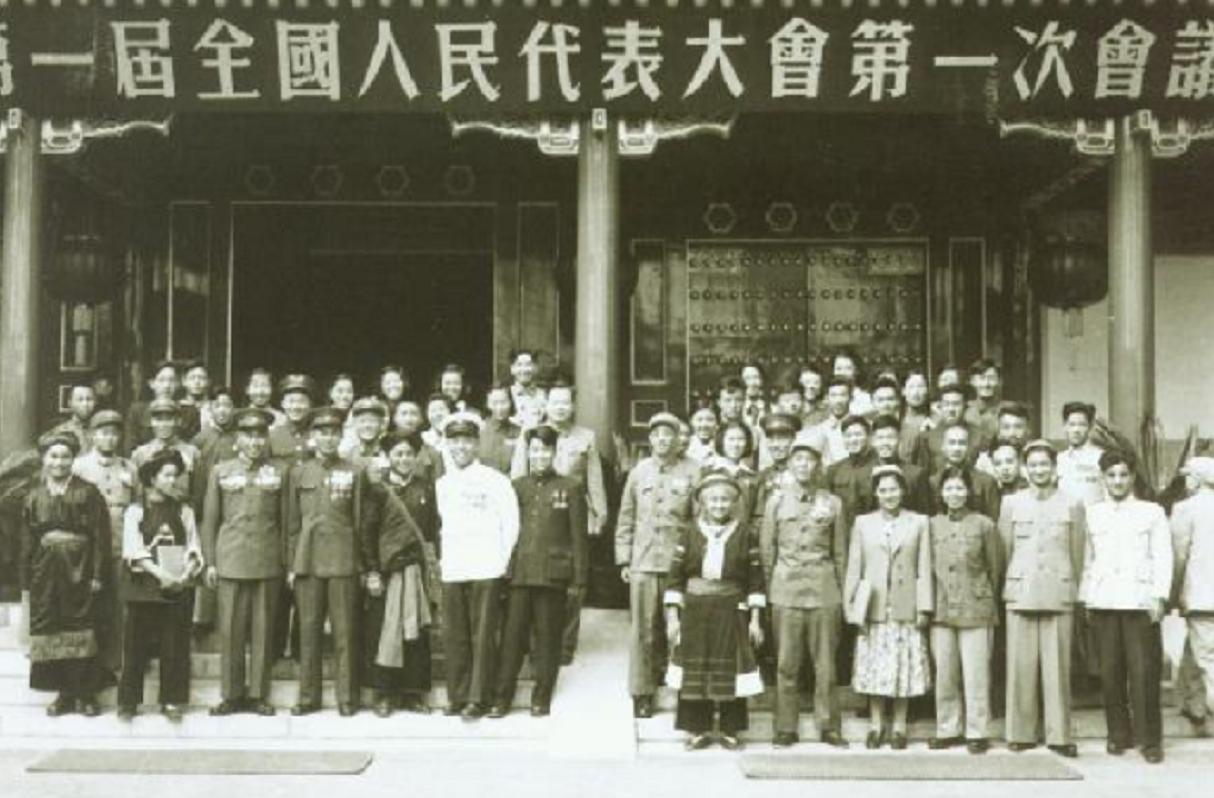 毛主席月薪多少？多次带头降低工资，还提议自己工资降为300元