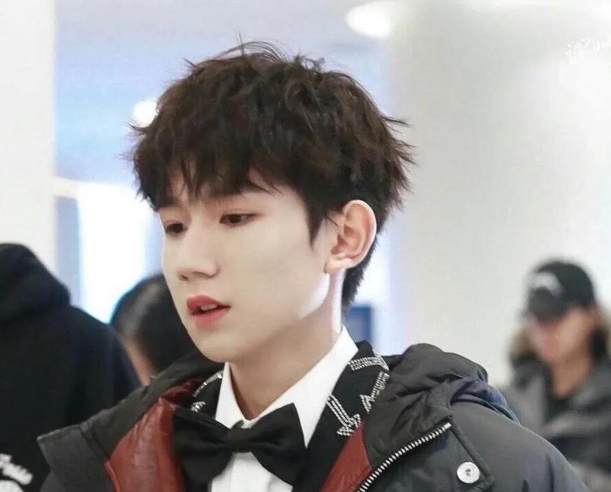 一张渣男锡纸烫的发型,类似渣男锡纸烫的发型