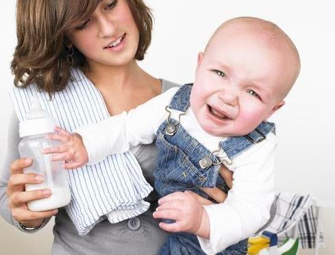 宝宝厌奶期教你一招,如何应对宝宝厌奶期