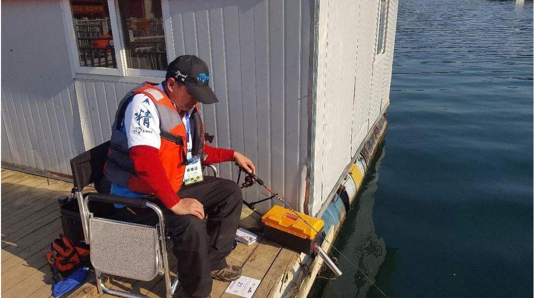 筏钓挂泥鳅钓翘嘴抓口技巧,筏钓翘嘴泥鳅打窝正确方法