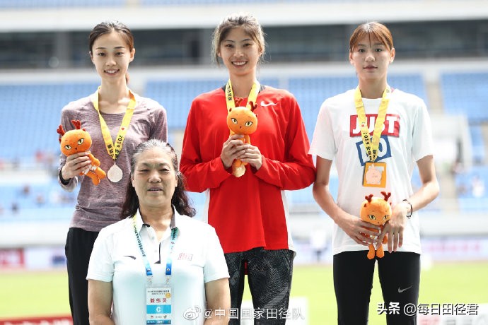 中国跳高女神胡麟鹏比赛现场图片,亚运会跳高女子冠军是胡麟鹏吗