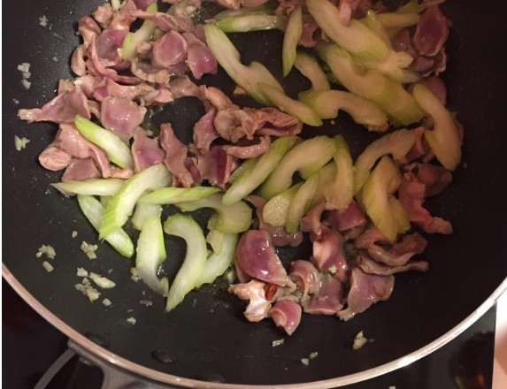 鸡胗炒了挺久为什么里面还是红色,鸡胗炒完里面带一点红