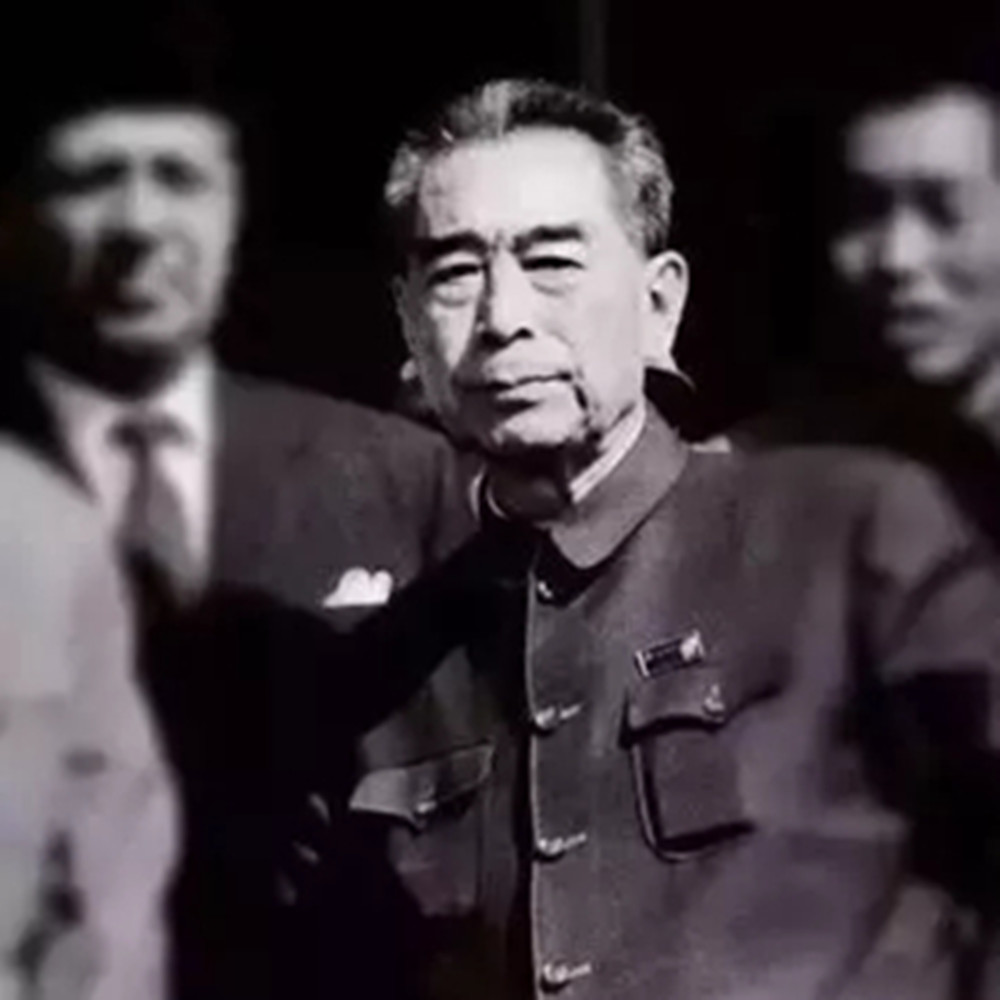 陈毅追悼会上，毛*东泽**看见一老汉所作挽联，托周恩来给他安排工作