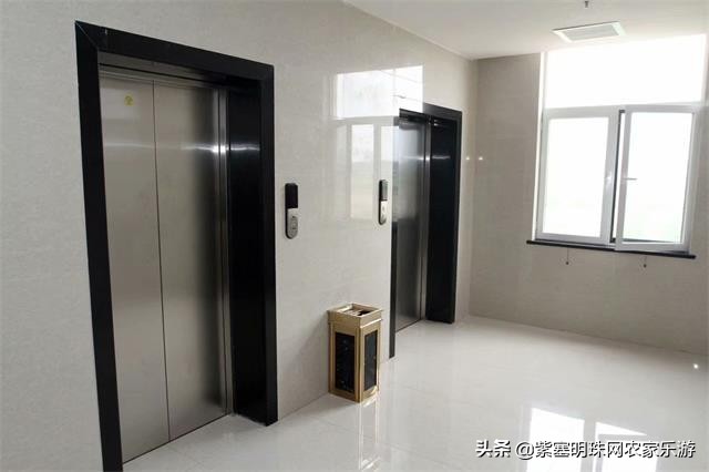 全靠8根钢柱支撑的玻璃栈道你敢挑战吗？保定狼牙山泽疆公寓酒店