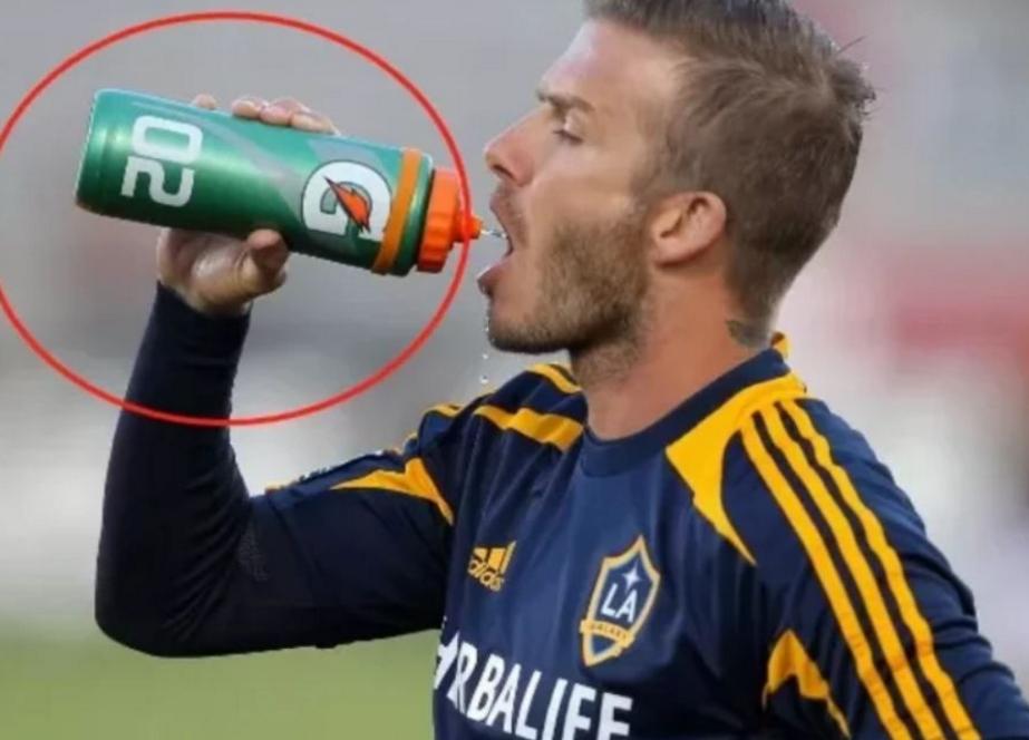 足球运动员喝完饮料就吐,足球运动员喝水吐出来